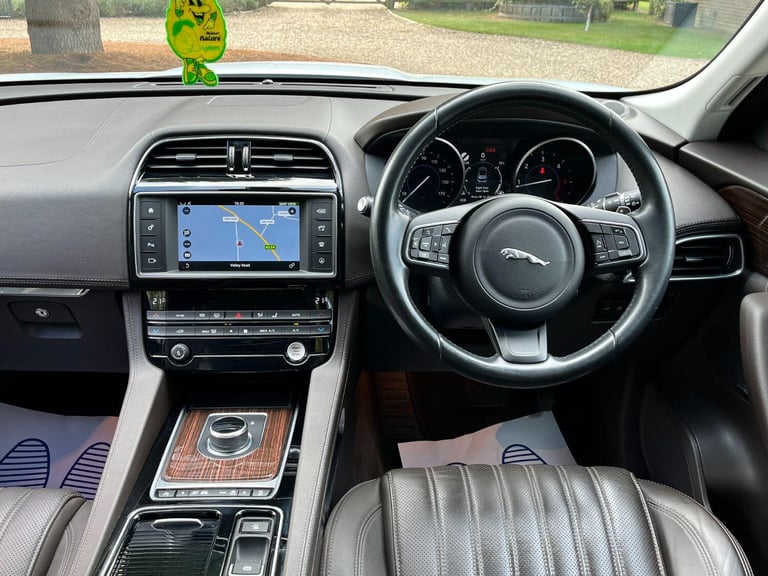 JAGUAR F-PACE 2.0 D180 Portfolio 2016