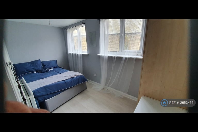 3 bedroom flat in Ealing Broadway, London, W5 (3 bed) (#2653455)