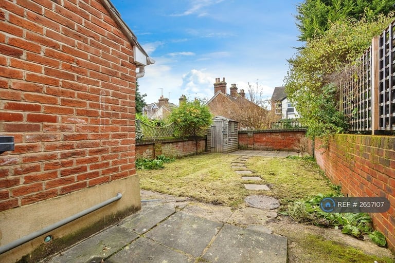 2 bedroom flat in Church Road, Guildford, GU1 (2 bed) (#2657107)