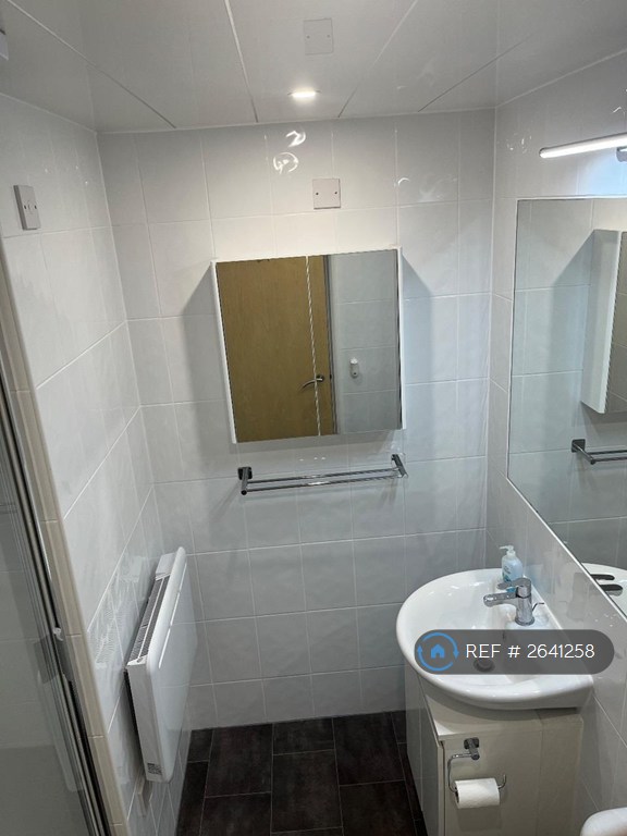 2 bedroom flat in Warwickgate House, Old Trafford, Manchester, M16 (2 bed) (#2641258)