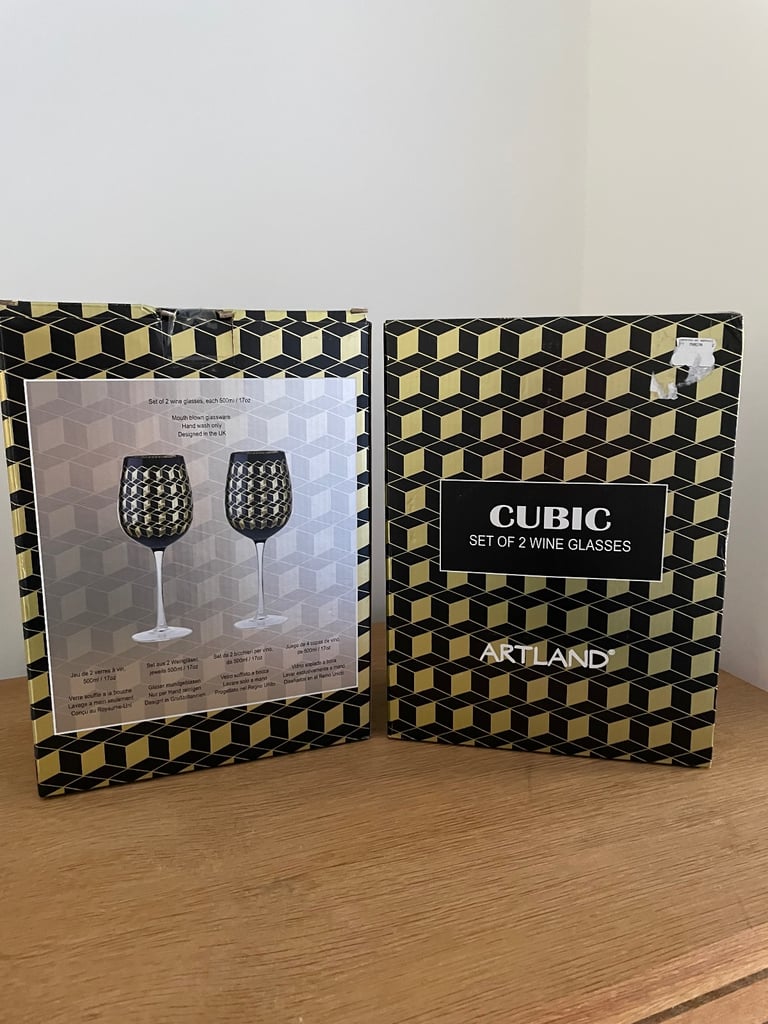 4 x Black & Gold Wine glasses 