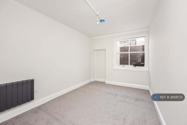3 bedroom flat in West Street, Brighton, BN1 (3 bed) (#2658572)