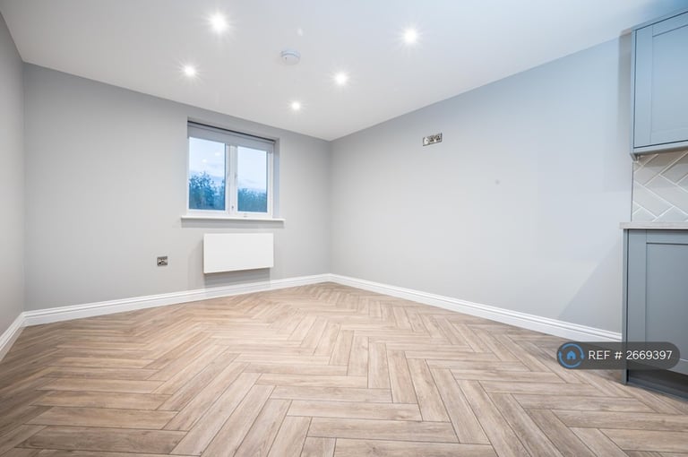 3 bedroom flat in Saltash Road, Swindon, SN2 (3 bed) (#2669397)