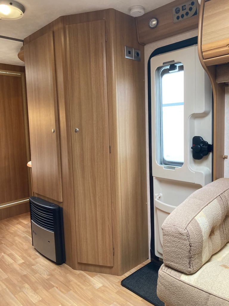 Coachman VIP 430/4 Fixed Bed