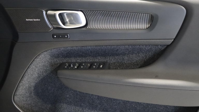 2025 Volvo XC40 B4 (P) Ultra Black Edition (Sunroof, Harman Kardon, 360 Camera) ESTATE Petrol/Ele...