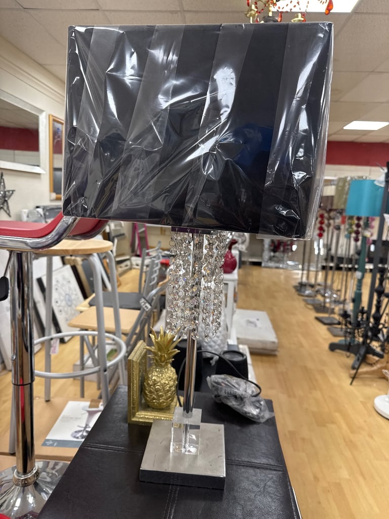 Metallic table lamp with crystal droplets