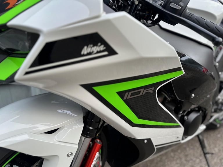 GOREGOUS ONE OWNER 2023/23 KAWASAKI ZX10-R PERFORMANCE MOTORCYCLE