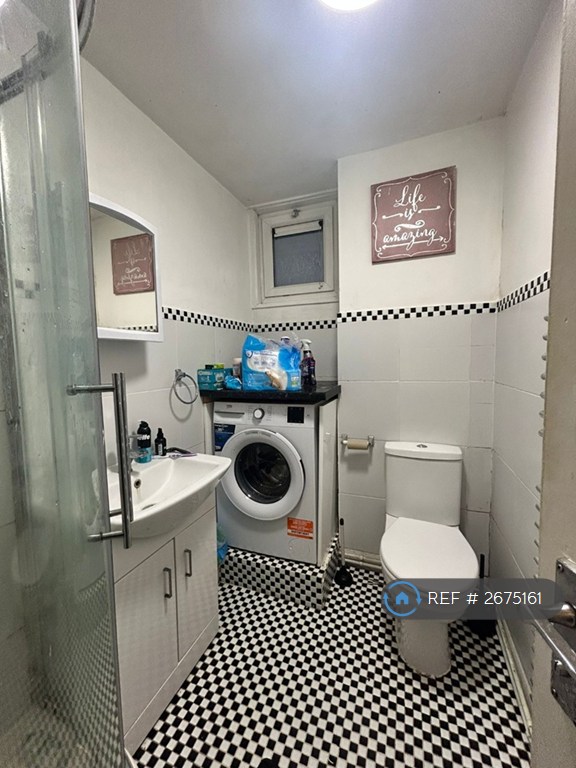 1 bedroom flat in Tregunter Road, London, SW10 (1 bed) (#2675161)