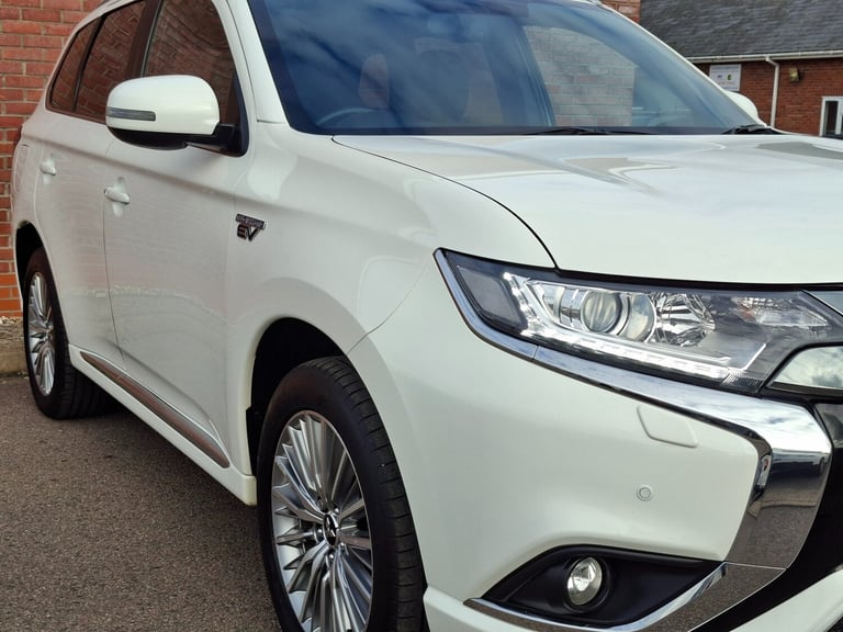 2021 21 Mitsubishi Outlander 2.4 PHEV Dynamic CVT Auto 4WD. 13.8kWh. 1 Owner.