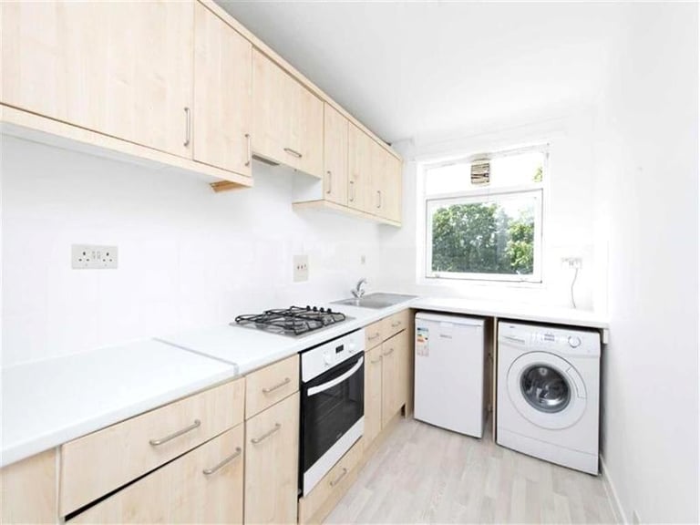 A cozy room in the vibrant area of Tooting Broadway!