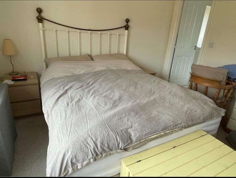 Kingsize bed with mattress for £135(we can deliver)