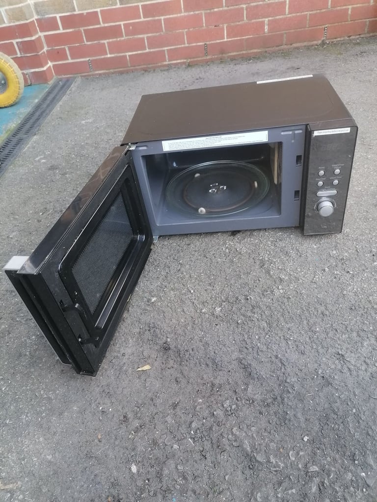 MICROWAVE RUSSELL HOBBS MICROWAVE RETAILS £146 WORKS WELL £50