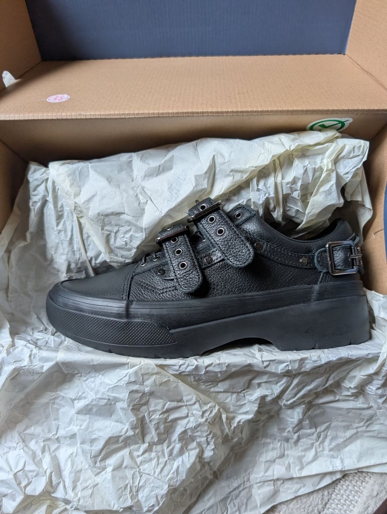 Brand new never worn VANS EFRON buckle shoes 7.5UK
