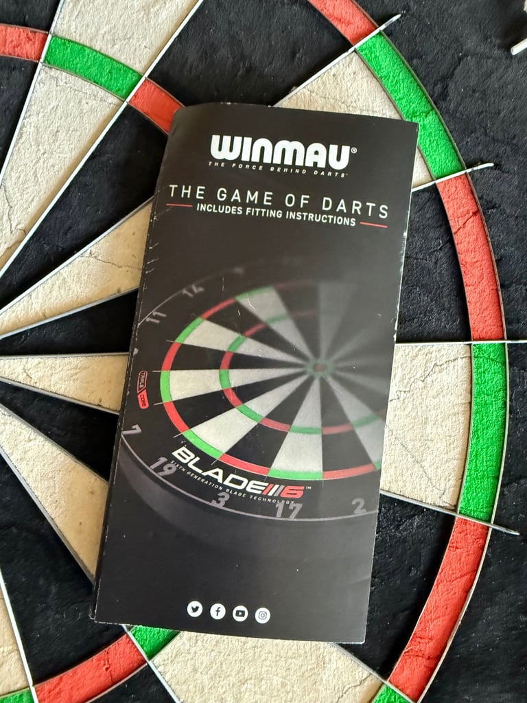Windau Blade 6 Championship Dart Board, cabinet and darts set