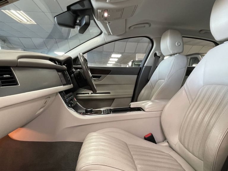 2017 Jaguar XF 2.0d Portfolio Saloon 4dr Diesel Auto Euro 6 (s/s) (180 ps) Saloon Diesel Automatic