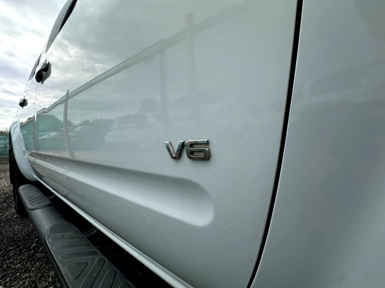 2013 Nissan Navara 3.0 dCi V6 Outlaw 4WD Diesel 4-Door Diesel