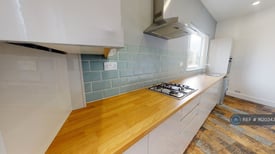 2 bedroom flat in St. Michaels Avenue North, South Shields, NE33 (2 bed) (#1620343)