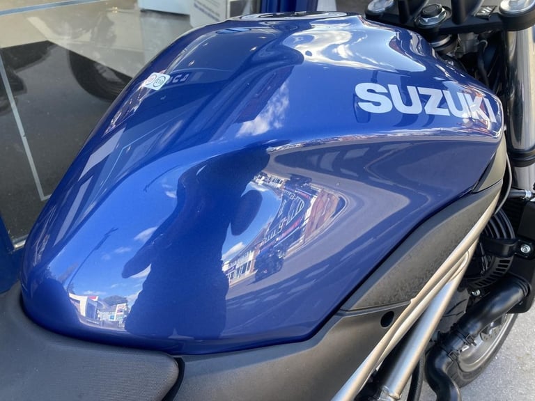 SUZUKI SV650 2025 - 1 OWNER - LOW MILES - FIRST SERVICE COMPLETE - TANK PAD