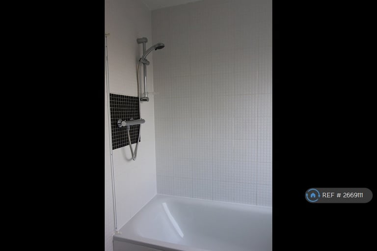 1 bedroom flat in Rossiter Lodge, Guildford, GU1 (1 bed) (#2669111)