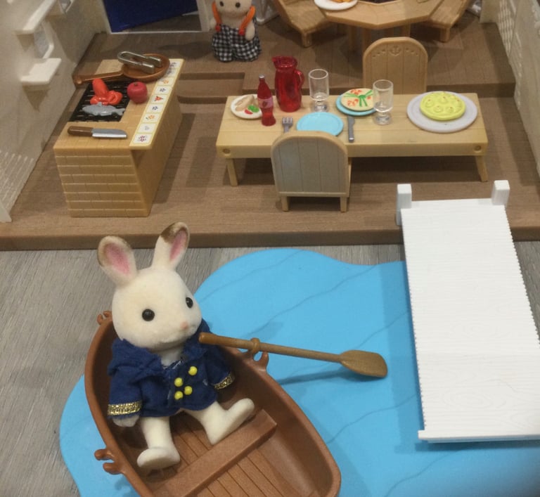 Sylvanian Families Seaside Restaurant with figures, furniture and lots of accessories 