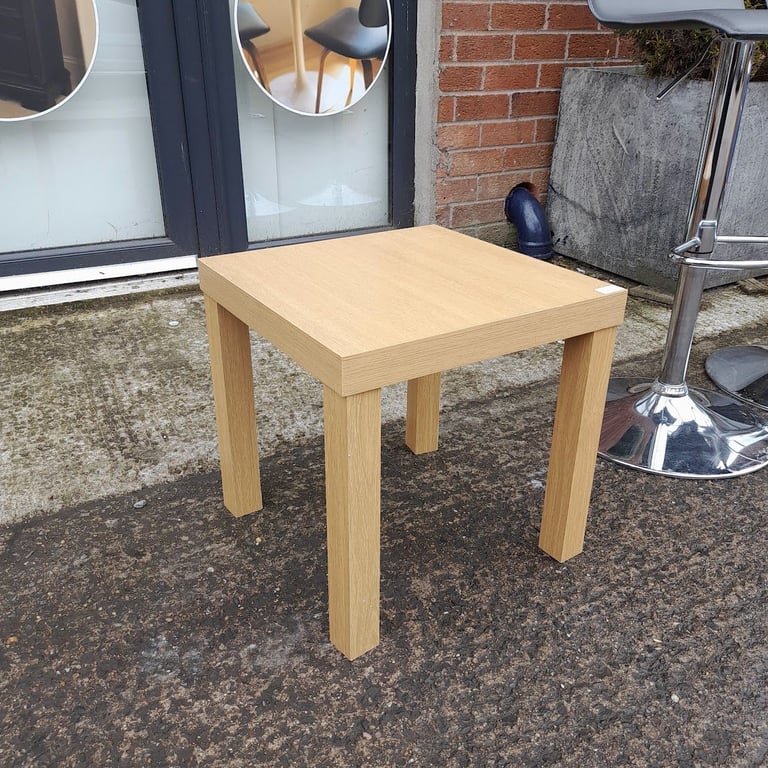 A beech side table, ref:18985 £5.00