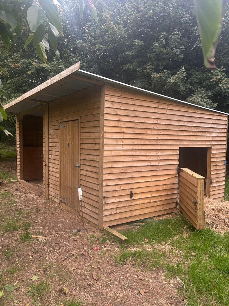 Large Field shelter with track room and small stable 