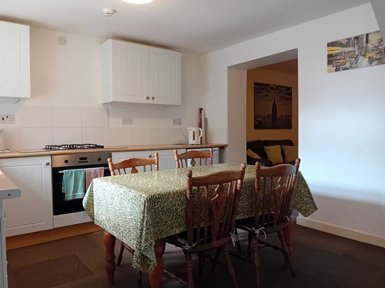 4 DOUBLE ROOMS IN WESTBURY STREET HOUSE TO RENT- STRICTLY STUDENTS ONLY.