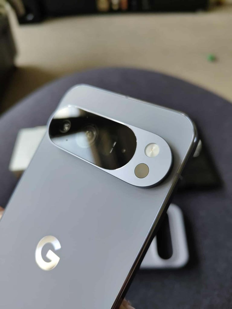 Google pixel 10 pro xl 256gb Moonstone & Pixelsnap charger & Ring stand  & Original google case 