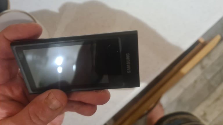 Samsung yp-p3 8gb mp3 player. Must Read carefully. 