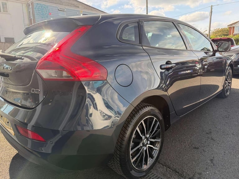 VOLVO V40 2.0 D2 Momentum Euro 6 (s/s) 5dr 2017