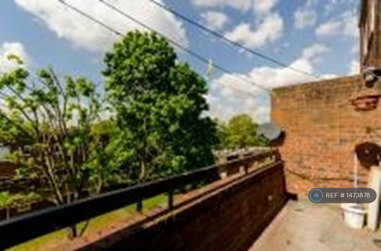 4 bedroom flat in Stoughton Close, London, SW15 (4 bed) (#1473878)