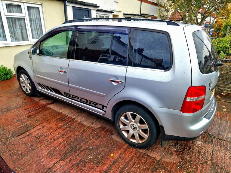 AUTO VW TOURAN 1.6 ULEZ FREE DRIVES GREAT 