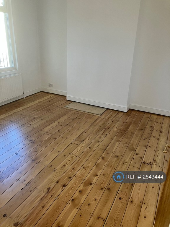 3 bedroom flat in Kings Road, Kingston, KT2 (3 bed) (#2643444)