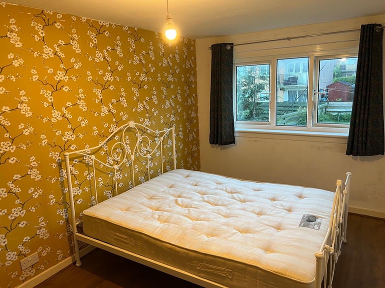 Double Bedroom available in Clermiston