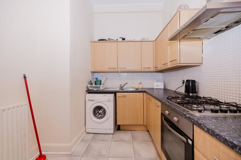 Very spacious, top floor, 3 bedroom, HMO flat - available NOW