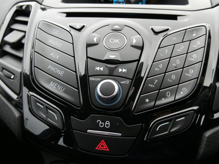 1.25 82 Zetec 5dr *YES GEN 37K!! +9 SERVICES +BT +PARK SENSORS +AUX*