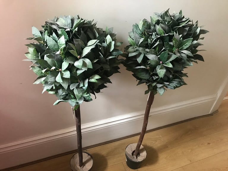2 artificial topiary trees
