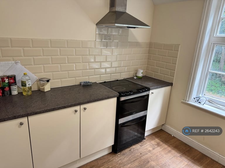 Studio flat in Balcombe Road, Crawley, RH10 (#2642243)