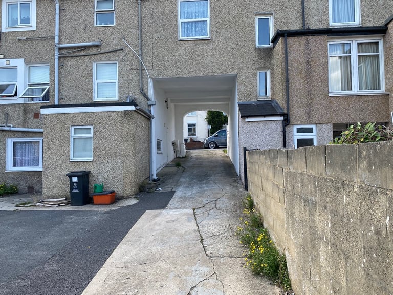 Workshop / warehouse / storage for rent in central Swindon 