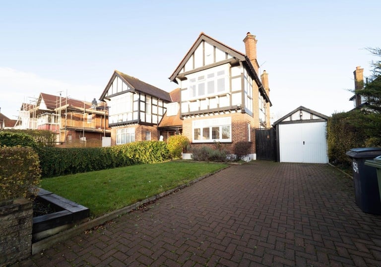 SPACIOUS 4-BEDROOM SEMI-DETACHED HOUSE IN WEMBLEY 