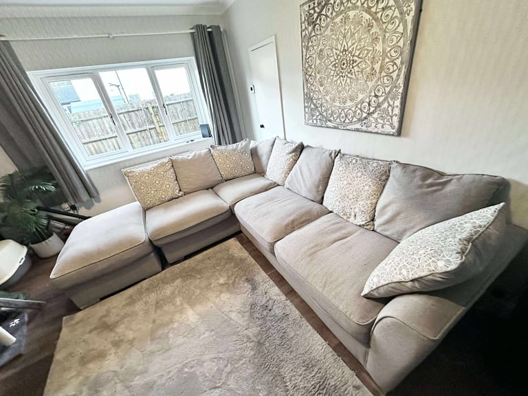 Grey Corner Sofa with Chaise – Comfy, Clean & Modern – DELIVERY AVAILABLE TODAY!