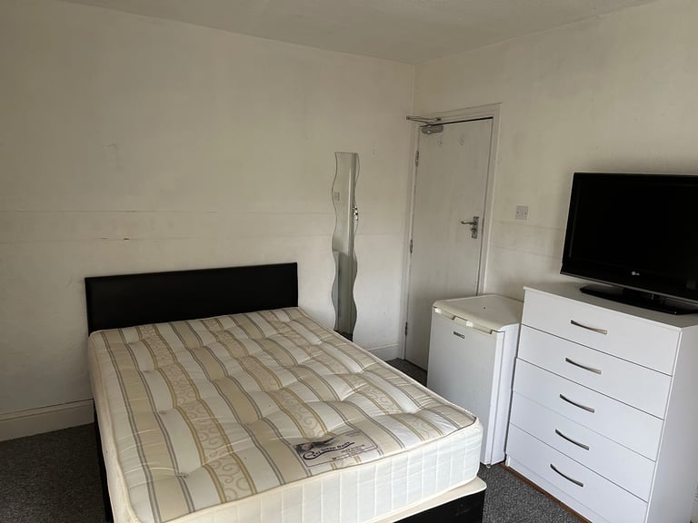 Spacious double , good for Town and University, bills and Wi-Fi included 