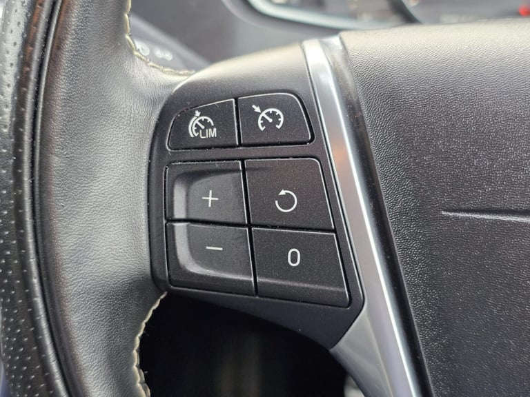 2017 Volvo V40 1.5 T3 R-Design Nav Plus Hatchback 5dr Petrol Auto Euro 6 (s/s) (152 ps) Hatchback...