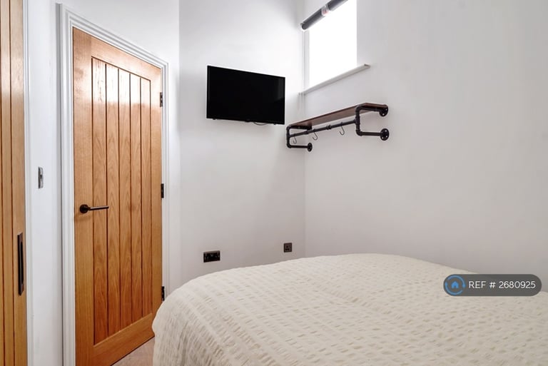 1 bedroom flat in Tudor House, Brighouse, HD6 (1 bed) (#2680925)