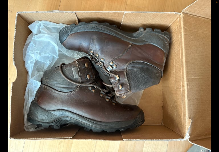 Alt-berg hiking boots size 4.5 