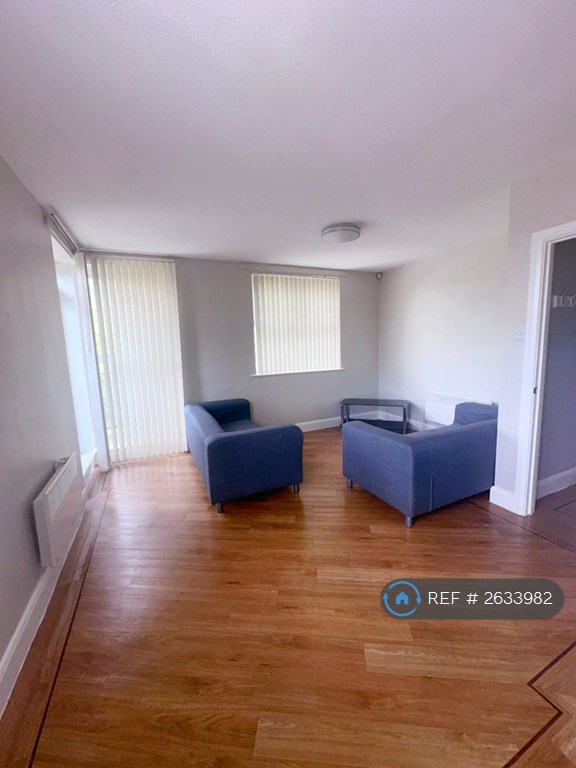 3 bedroom flat in Gladstone Court, Liverpool, L8 (3 bed) (#2633982)