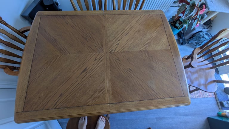 Extendable Dinning room table with 2 carver chairs and 4 dinning room chairs 