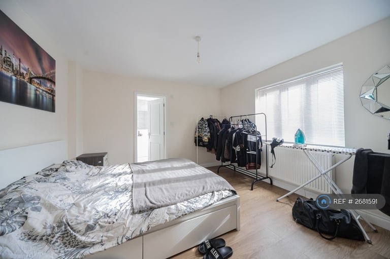 2 bedroom flat in Crowther Avenue, Brentford, TW8 (2 bed) (#2681591)