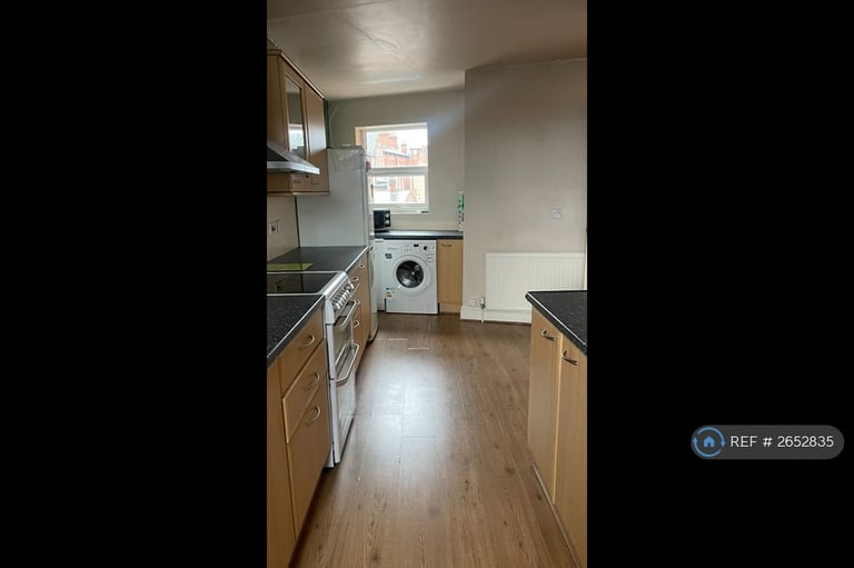 2 bedroom flat in Hyde Terrace, Leeds, LS2 (2 bed) (#2652835)