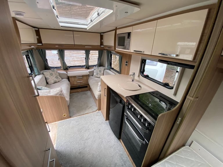 LUNAR ULTIMA 570 - 2016 - FIXED SINGLE BEDS - 4 BERTH - END WASHROOM - MOVER 